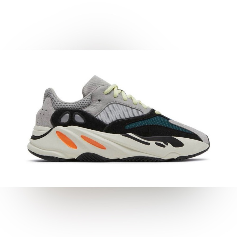Yeezy Wave Runner 700 is a retro-inspired size 6 Women or 4 boys